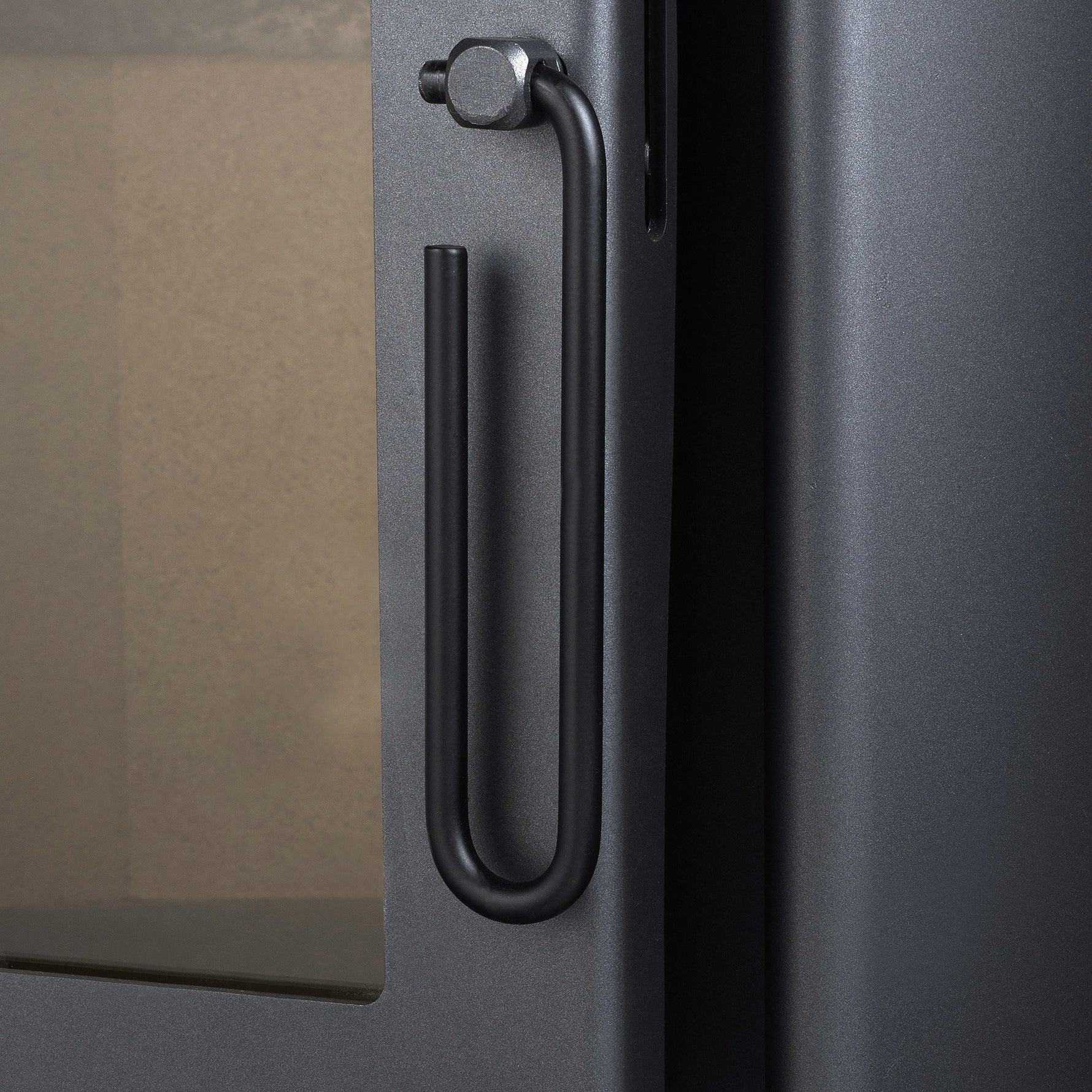 Detalle de la puerta Rondo 450 Design. Estufa de leña.