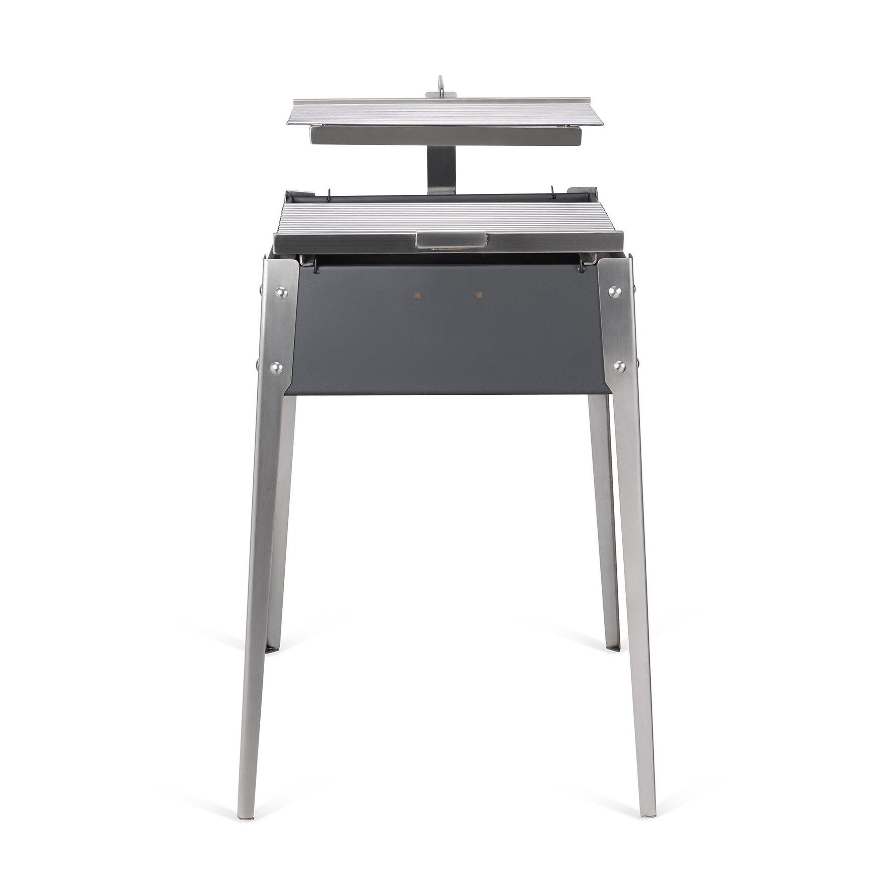 Vista frontal de parrilla Amesti Quadra con estructura acero inox