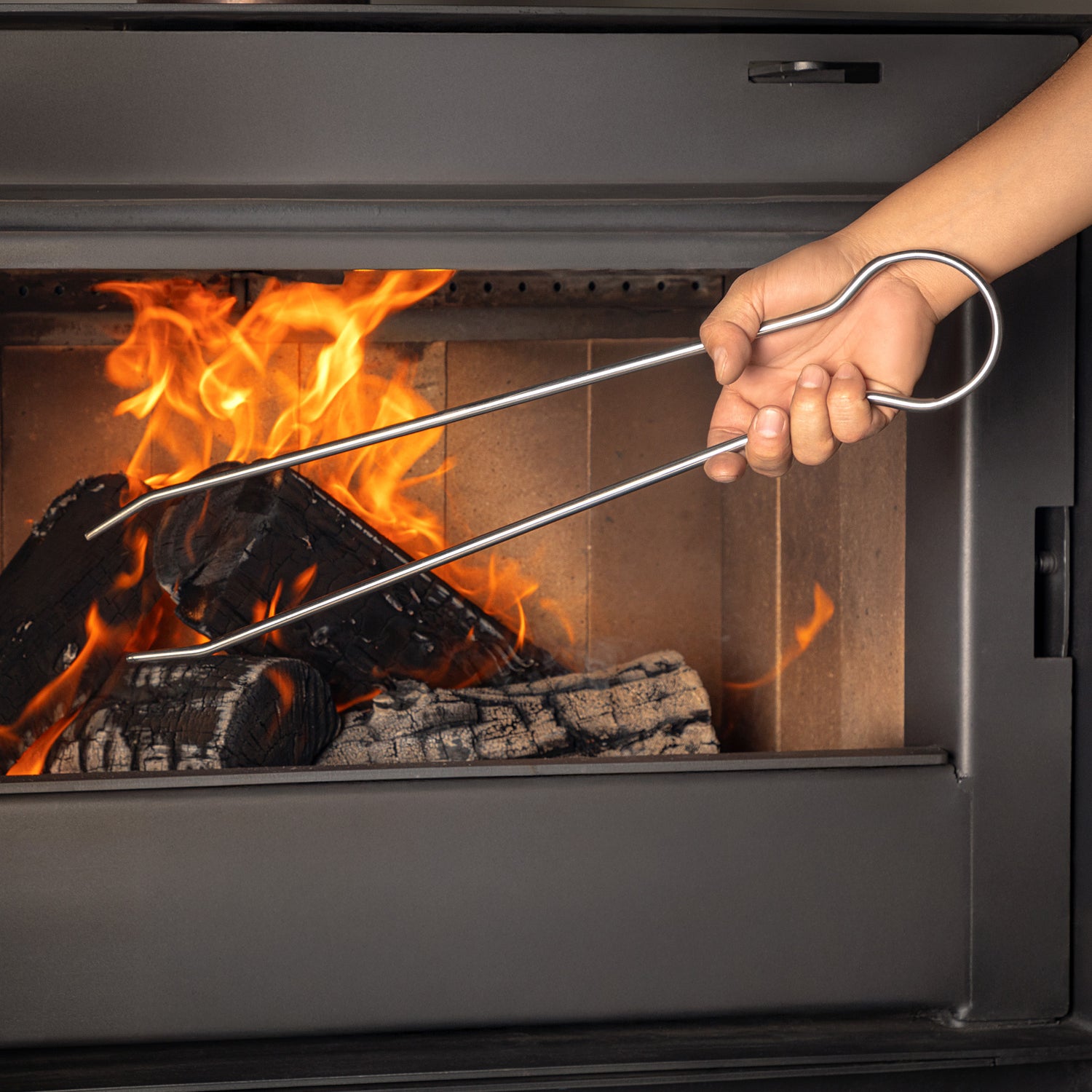 Tenazas de acero inoxidable Amesti para manejo seguro de leña en su estufa, cocina o chimenea a leña